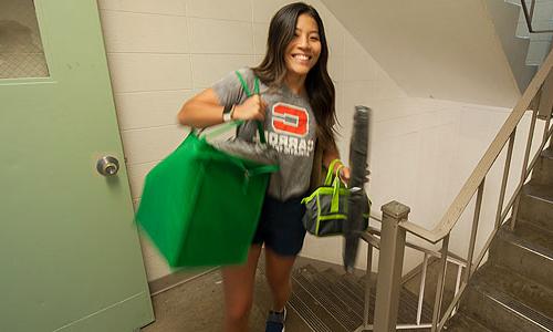 a 博天堂官方入口登陆登录 student carrying bags.